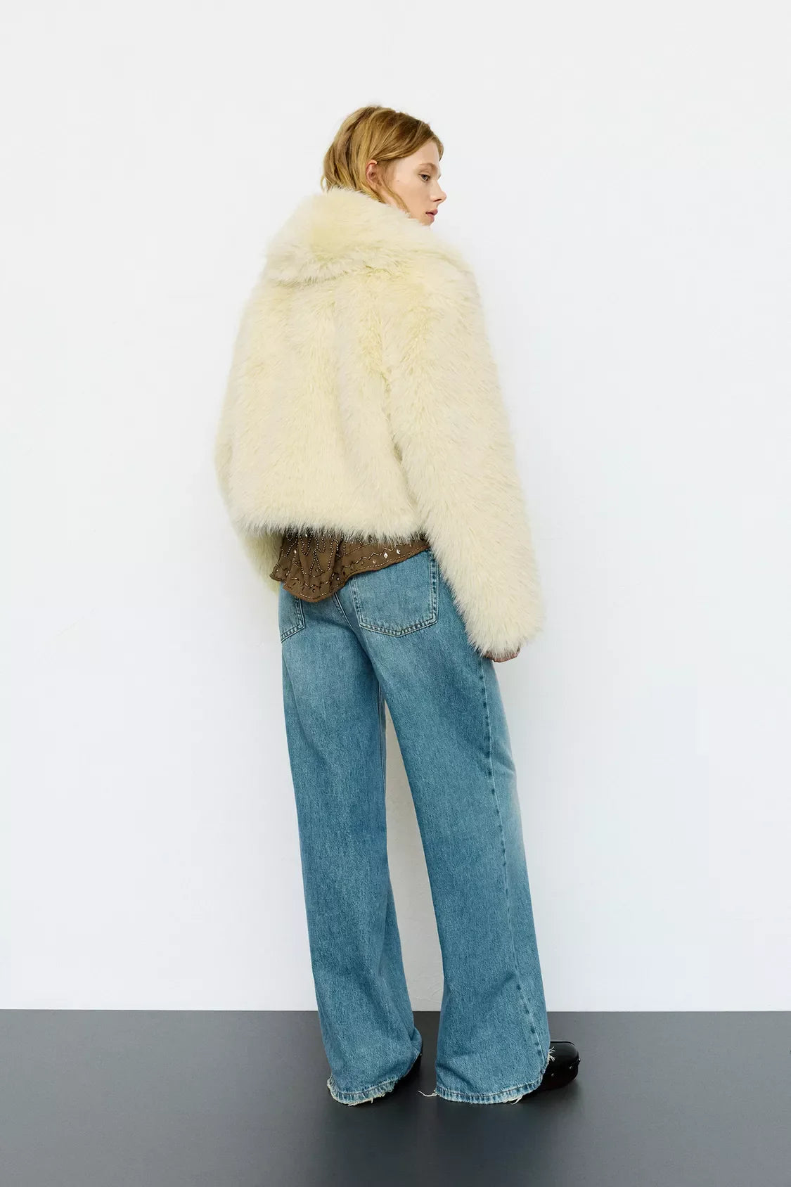 MANTEAU COURT EN FAUSSE FOURRURE