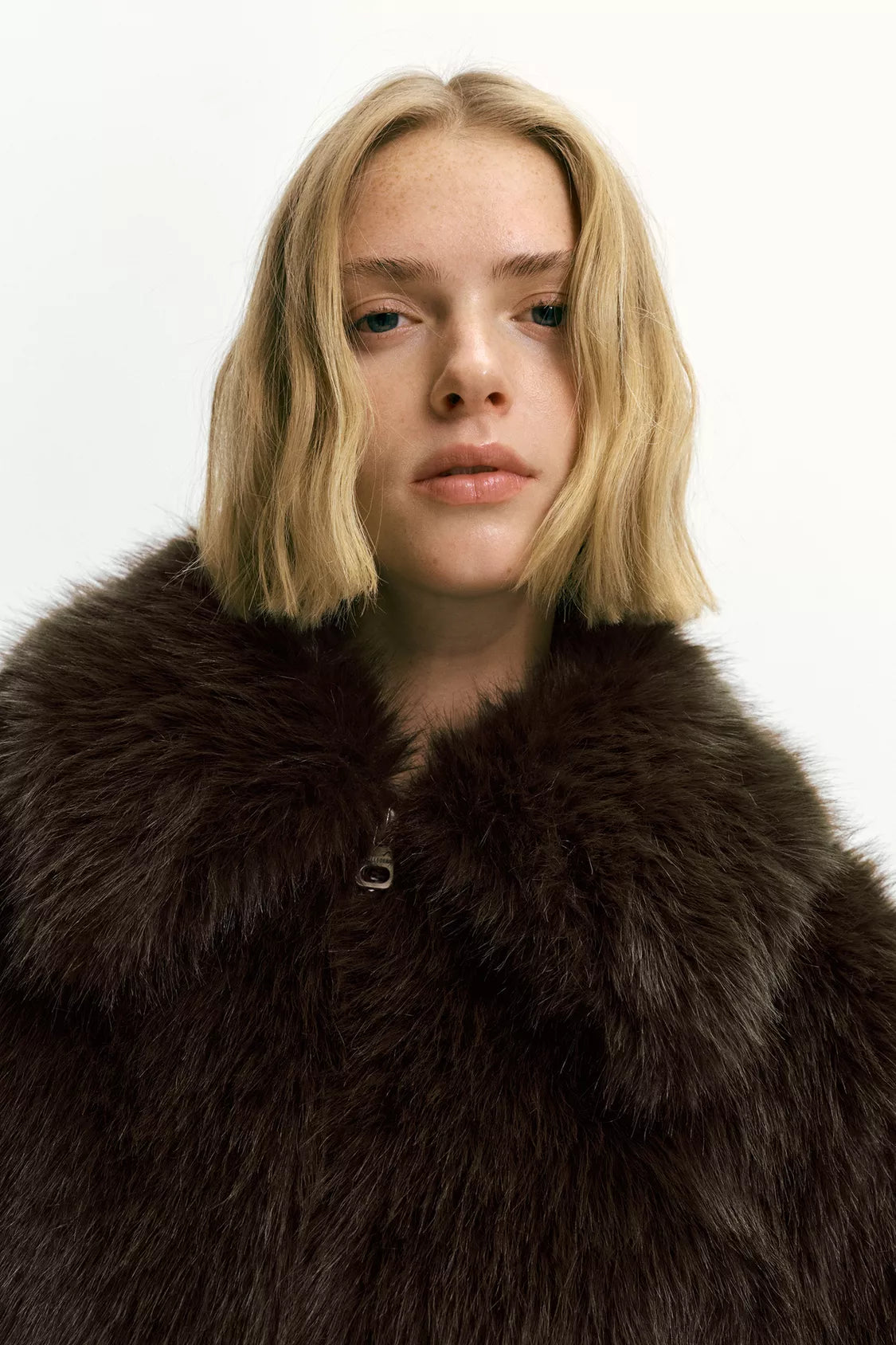 MANTEAU COURT EN FAUSSE FOURRURE À FERMETURE ÉCLAIR