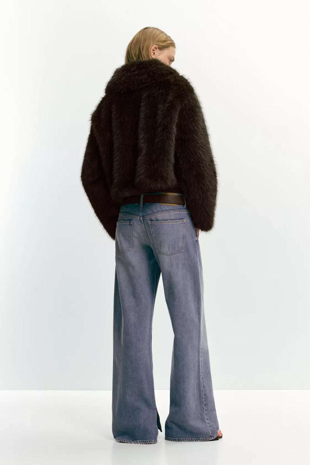 MANTEAU COURT EN FAUSSE FOURRURE À FERMETURE ÉCLAIR