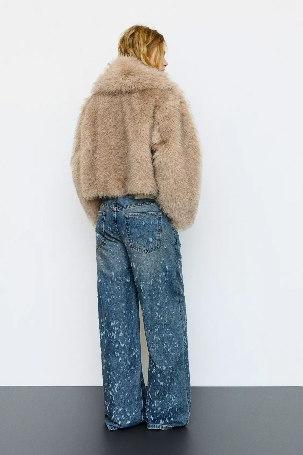 MANTEAU COURT EN FAUSSE FOURRURE