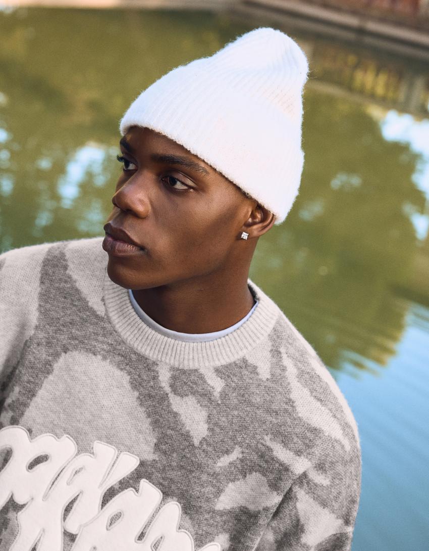 Pull brodé à imprimé