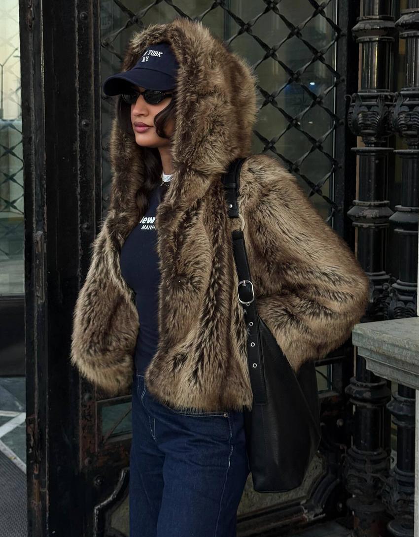 VESTE FAUSSE FOURRURE À CAPUCHE