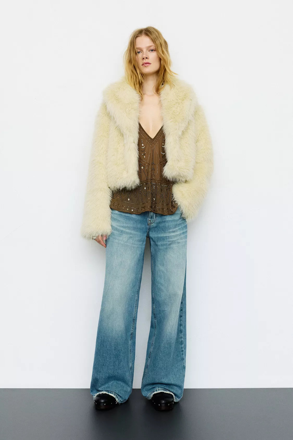 MANTEAU COURT EN FAUSSE FOURRURE