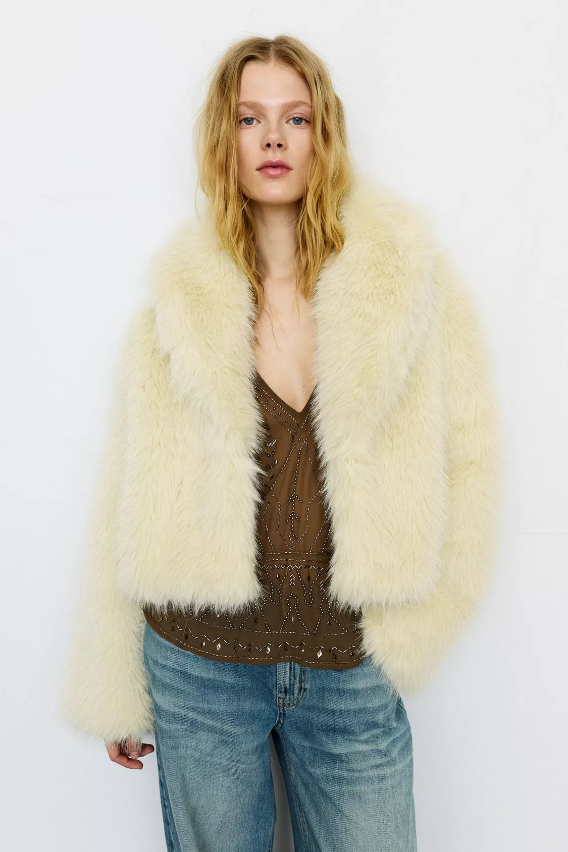 MANTEAU COURT EN FAUSSE FOURRURE