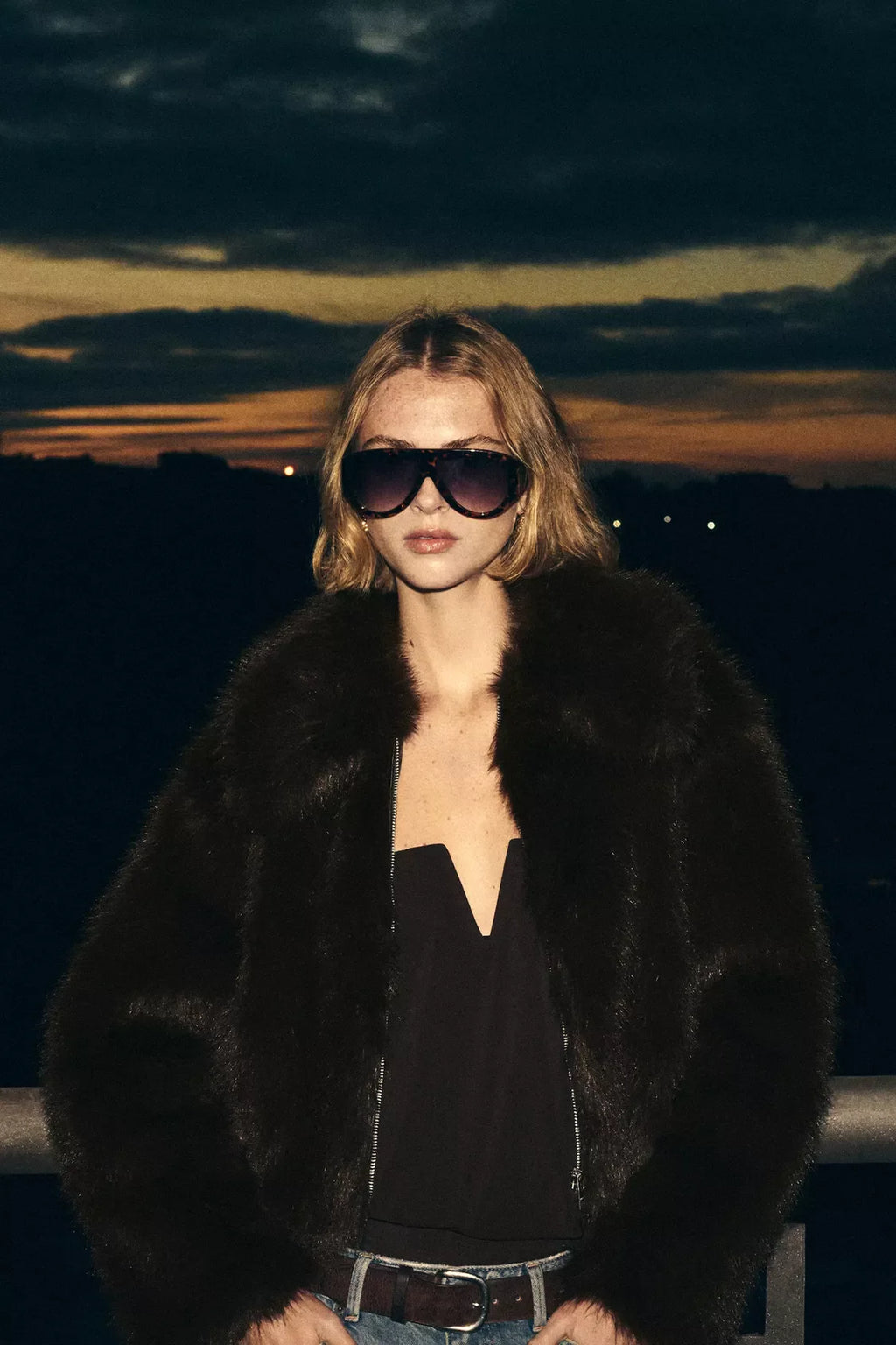 MANTEAU COURT EN FAUSSE FOURRURE À FERMETURE ÉCLAIR