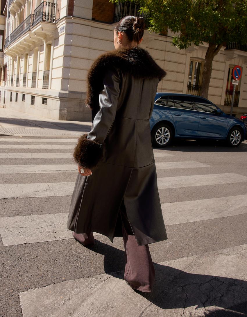 MANTEAU EN SIMILICUIR ET FAUSSE FOURRURE