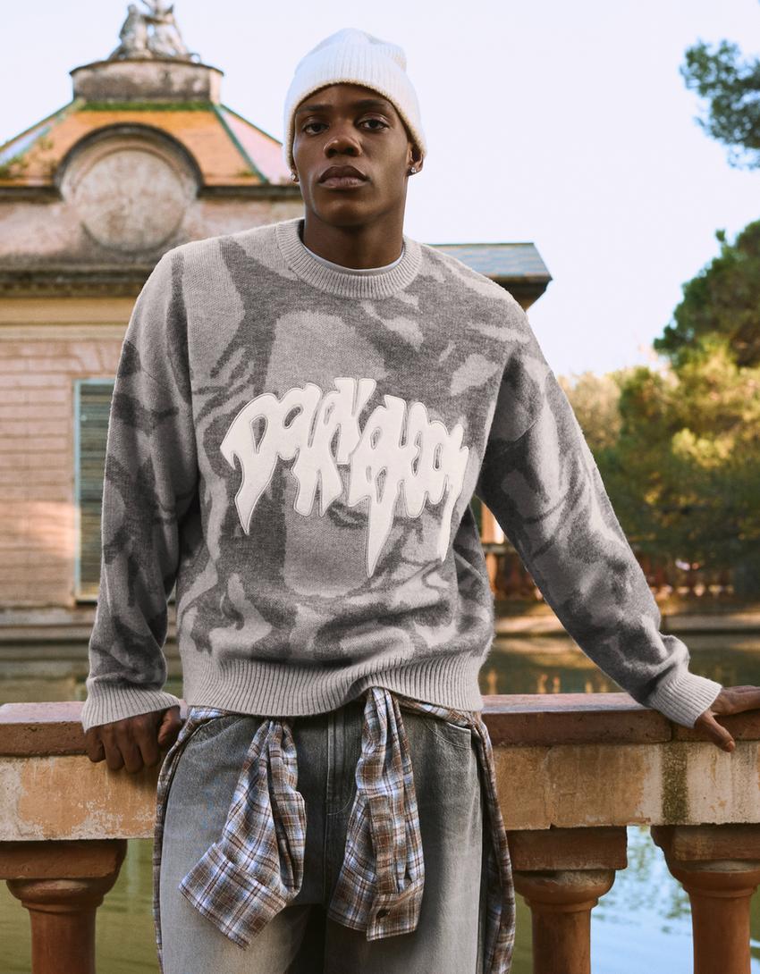 Pull brodé à imprimé